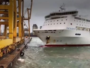 Βίντεο: Πλοίο πέφτει πάνω σε τεράστιο γερανό τον γκρεμίζει και γίνεται κακός χαμός